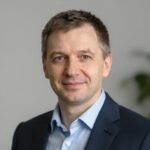 Портрет уверенного российского бизнесмена в студии для рейтинга букмекеров по ставкам на киберспорт