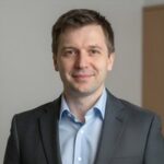 Портрет уверенного российского бизнесмена в студии для рейтинга букмекеров на киберспорт от Кэт Казинос