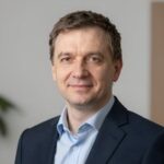 Портрет уверенного российского бизнесмена в студийном освещении для рейтинга букмекеров на киберспорт